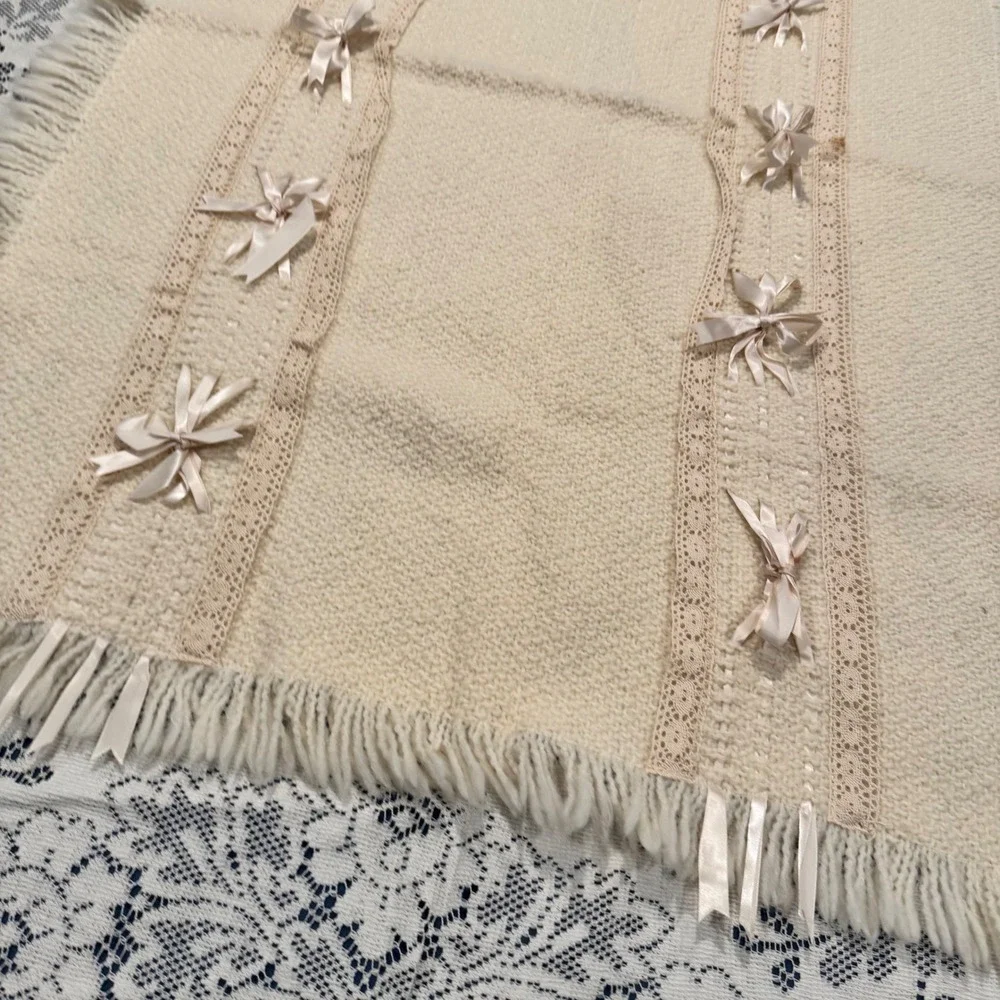 Branigan Weavers Cream Wool Baby Blanket Heirloom Lace‎ Ribbon Bows Fringed Edge